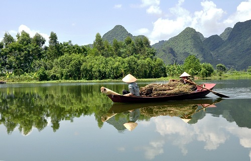 Vietnam - Boatwomen from Nanh